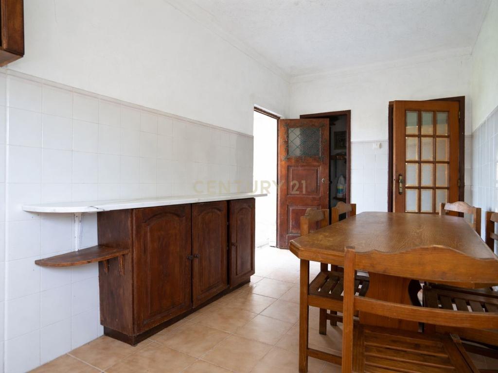 Excelente oportunidade de investimento no centro de São Martinho do Bispo, Coimbra. As referências C0289-01959 (moradia e terreno) e C0289-01957 (terreno) são vendidas em conjunto. - Image 9