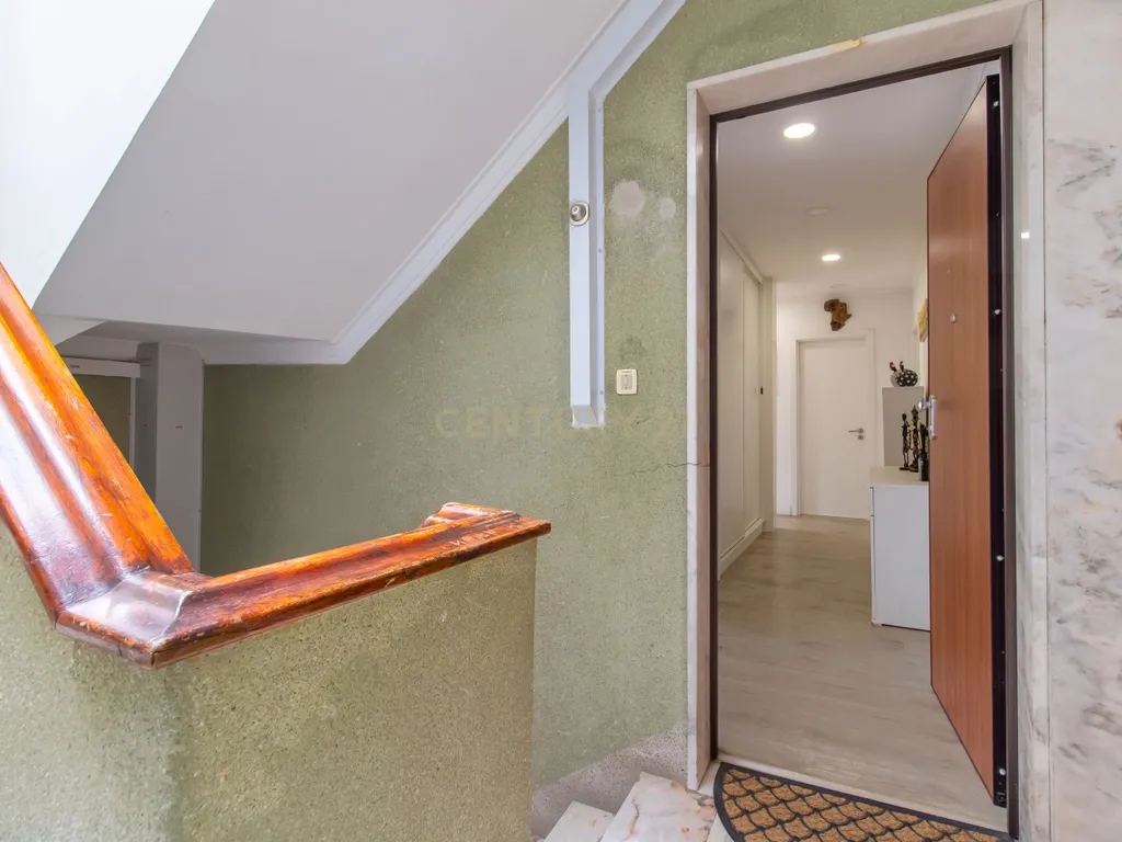 Apartamento T2 , com varanda e arrecadação , perto do metro - Odivelas - Image 16