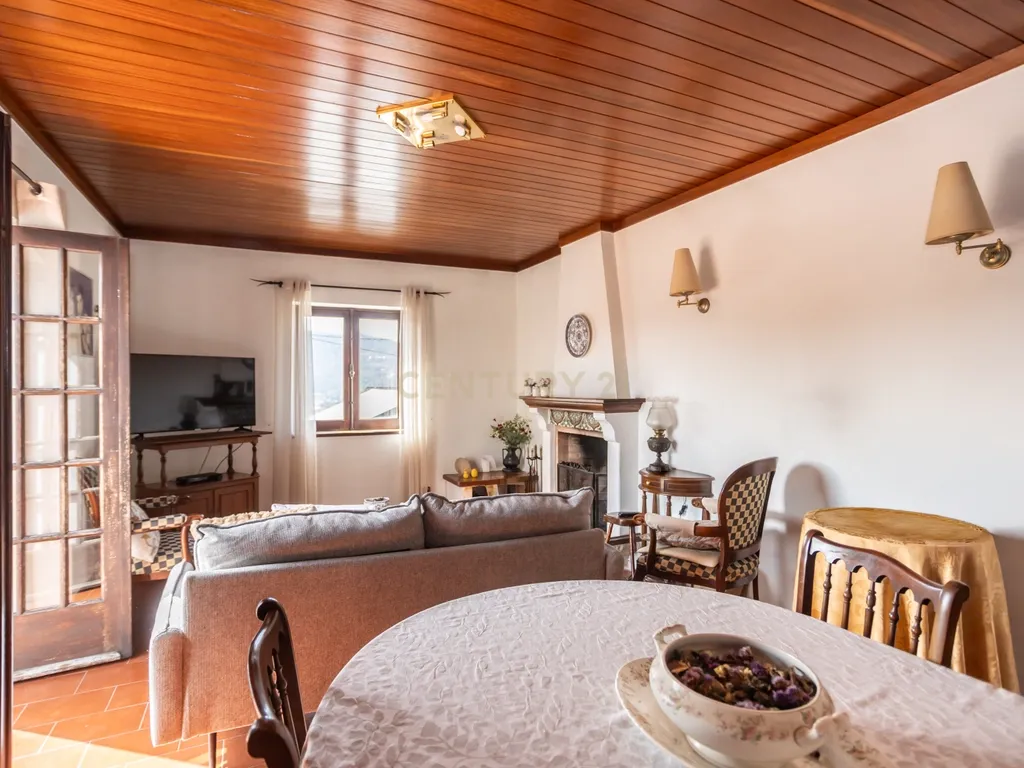 Duas moradias, um terreno com 650 m² e uma vista privilegiada para a Serra de Sintra - Image 29