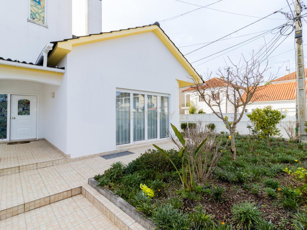 Espaçosa Moradia em Ourém / Jardim  - Image 31