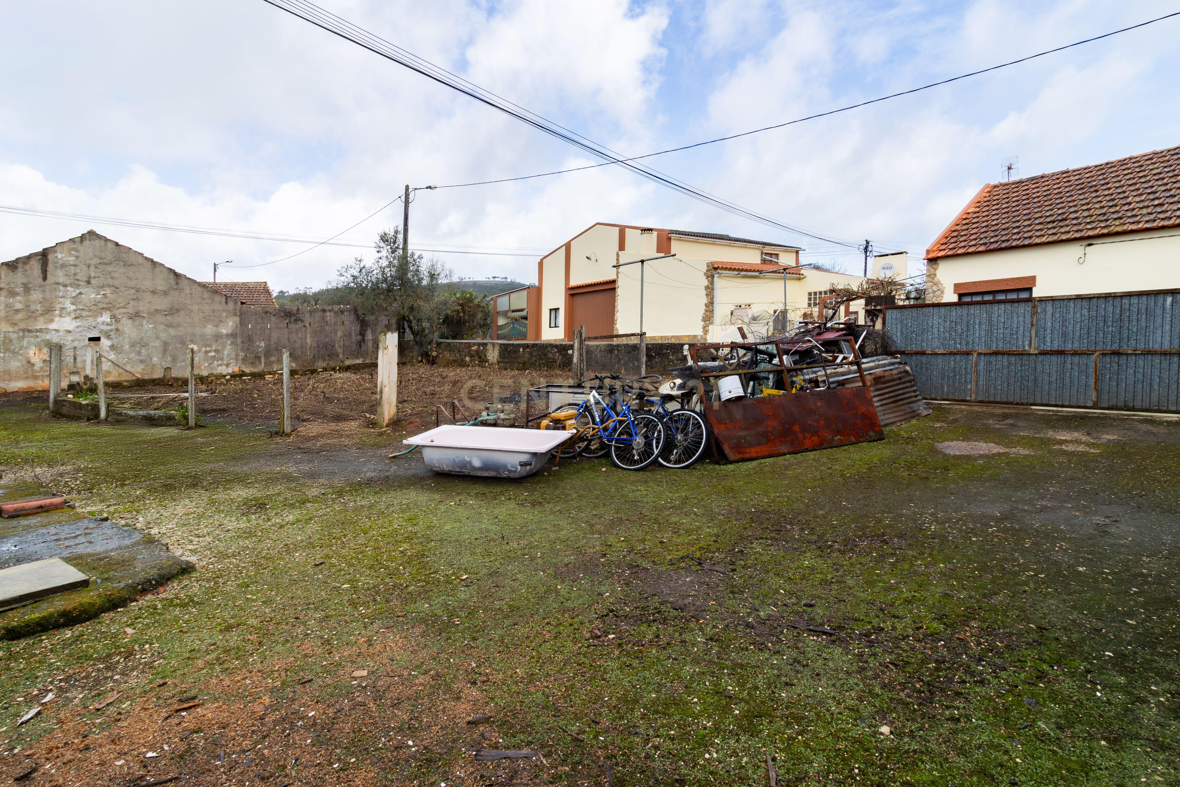 Moradia Isolada T3 em Arrimal, Porto de Mós – Com Terreno, Garagem e Anexos - Image 23