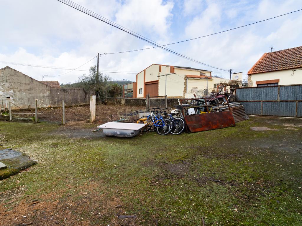 Moradia Isolada T3 em Arrimal, Porto de Mós – Com Terreno, Garagem e Anexos - Image 23