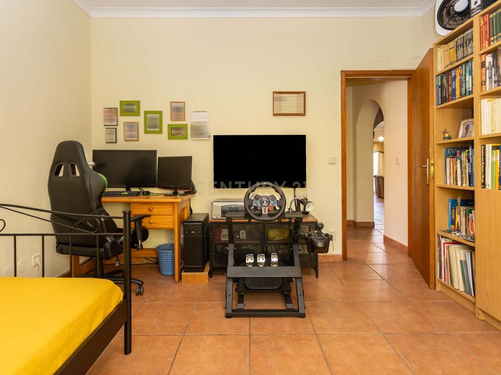 Moradia T4 Isolada em Fernão Ferro (Redondos). - Image 25