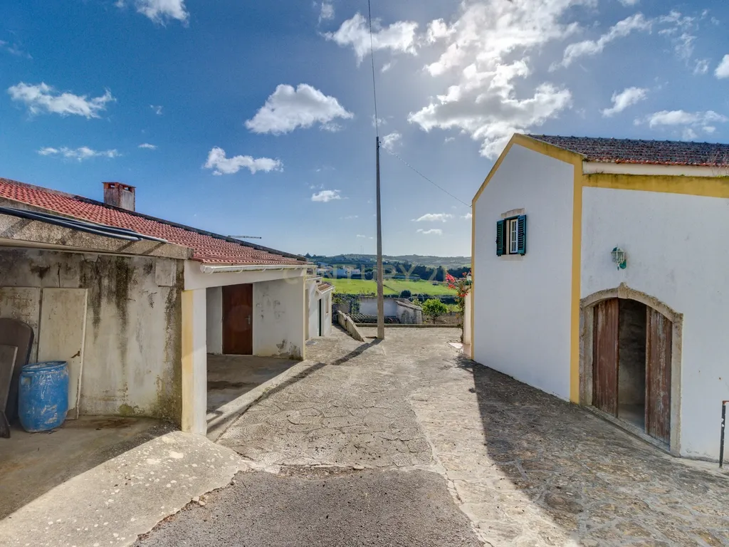 Moradia Isolada T3 com 2480m2 de terreno, poço e com anexos - Image 29