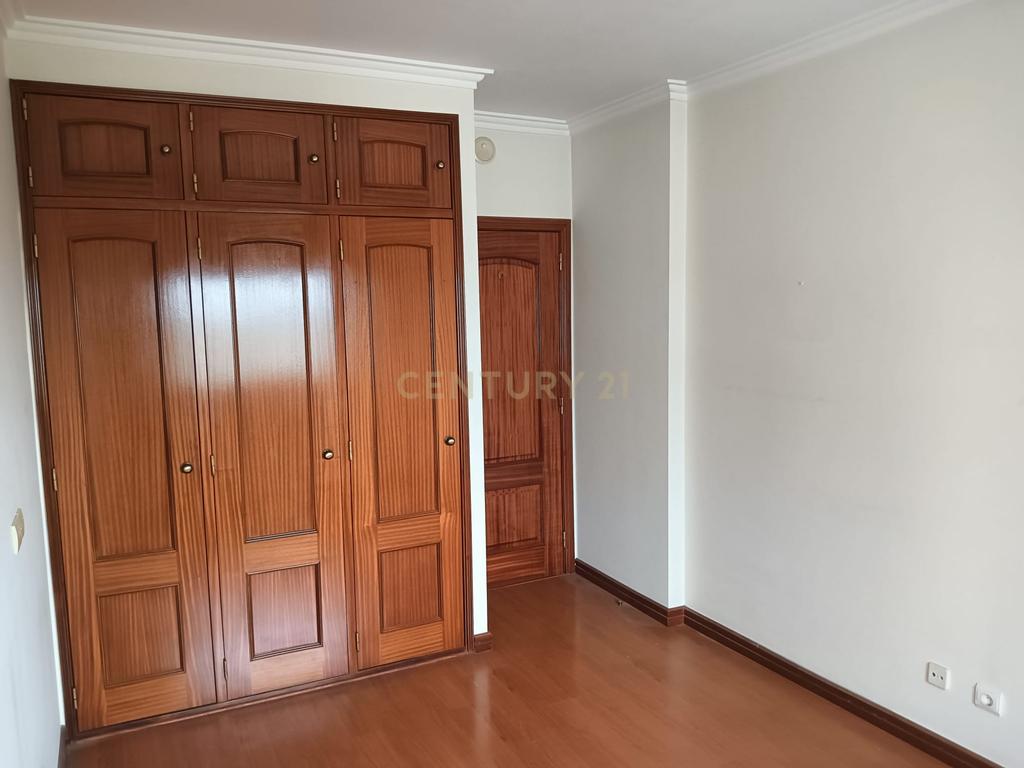 T3 com Suite/Garagem e Arrecadação - Vialonga - Image 30