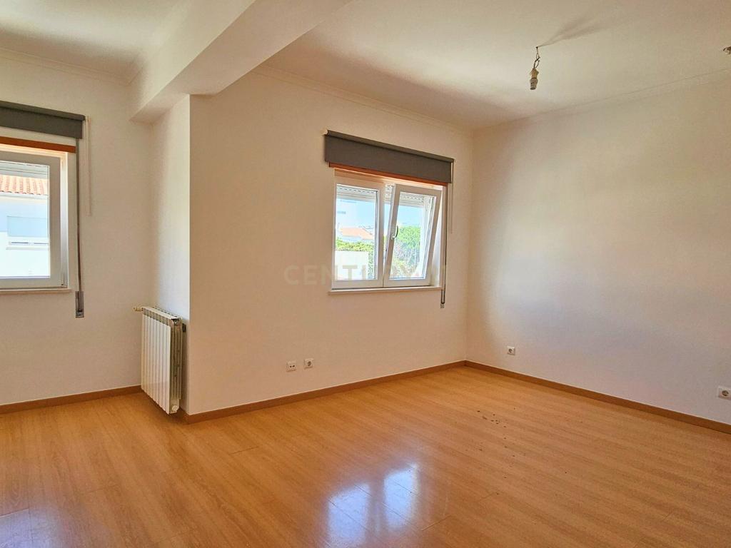 Moradia T4 em Oeiras para arrendar com garagem e terraço - Image 27