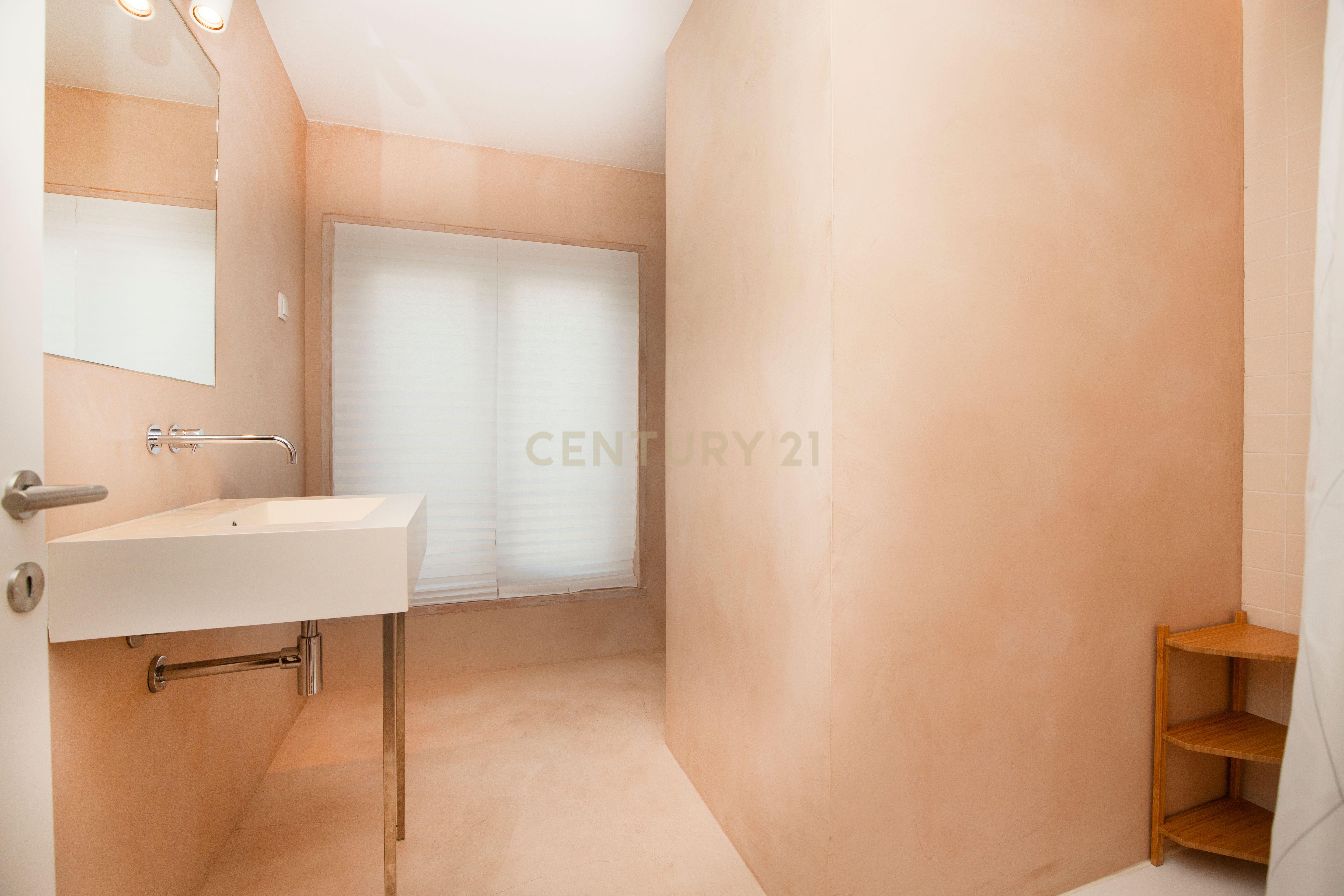 T2 Duplex de Luxo no CHIADO com Vista Rio e Licença de Alojamento Local - Image 14