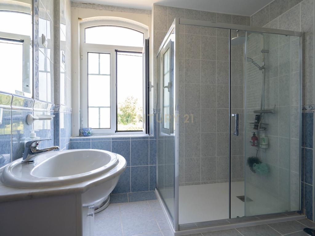 Moradia T7 tradicional em bom estado com varanda coberta, pátio, piscina, terraço coberta, vistas boas e jardim numa localização sossegada perto do centro de Arganil e o rio Alva - Image 57