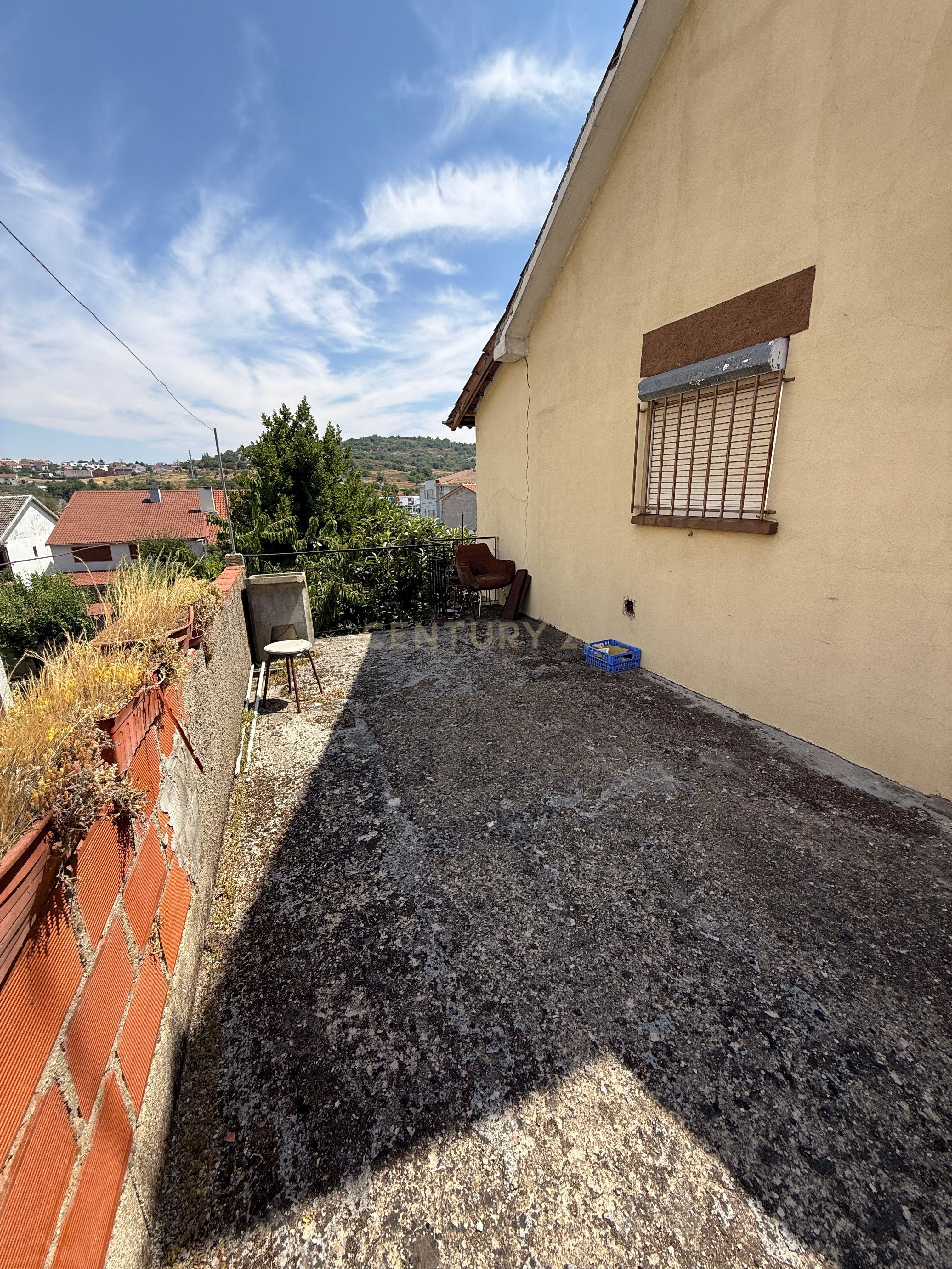 Fotografia 5 de Moradia BI-FAMILIAR perto do IPB e do Centro de Bragança, no Bairro das Cantarias. Tem TERRENO e GARAGEM!!!