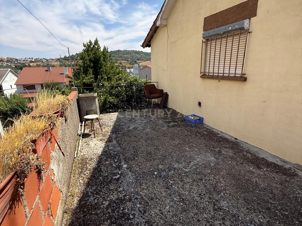 Moradia BI-FAMILIAR perto do IPB e do Centro de Bragança, no Bairro das Cantarias. Tem TERRENO e GARAGEM!!! - Image 5
