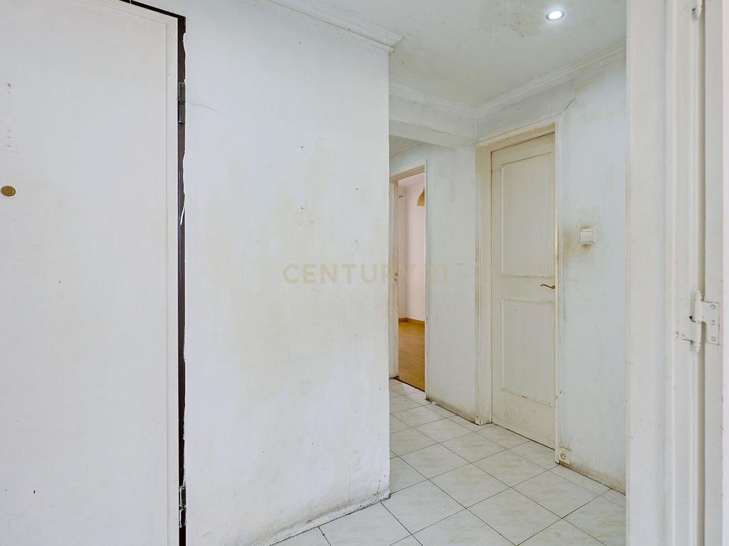Apartamento T2, com Varanda e Terraço, Centro da Costa de Caparica. - Image 12
