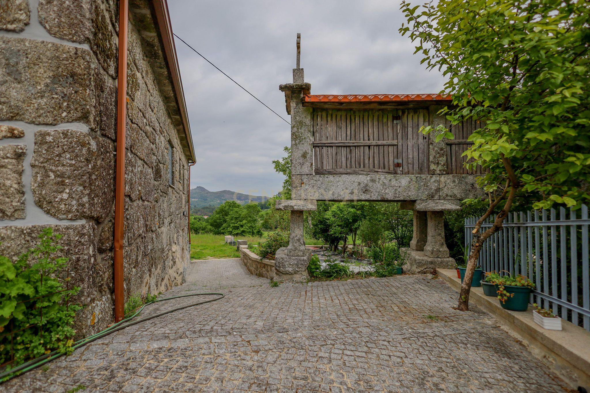 Fotografia 4 de Moradia Renovada em Aboim da Nóbrega Gondomar e Vila Verde, Braga