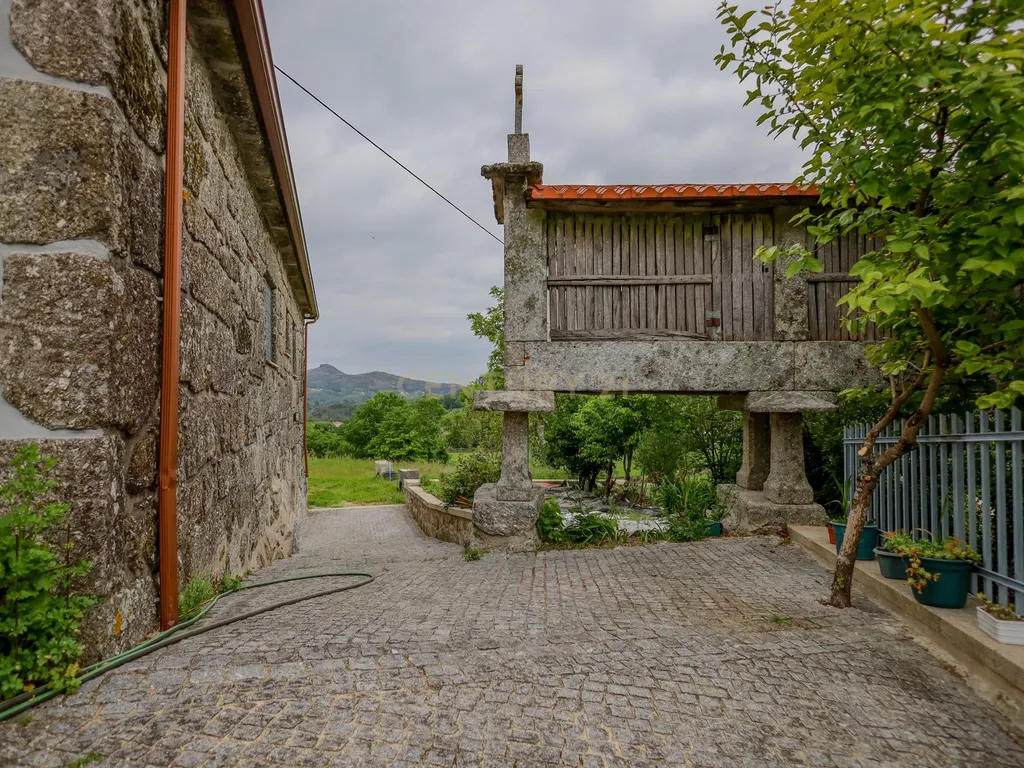 Moradia Renovada em Aboim da Nóbrega Gondomar e Vila Verde, Braga - Image 4