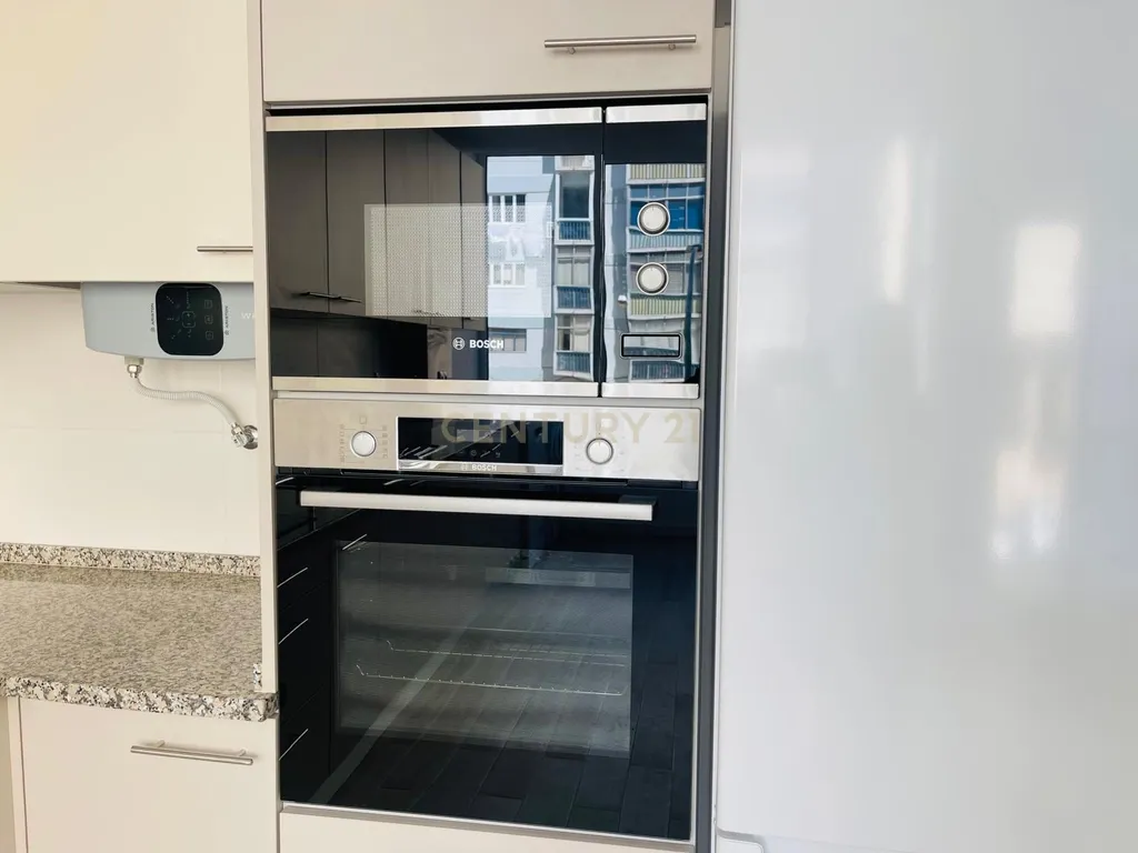 Apartamento Renovado com Vista Rio em Lisboa - Image 9