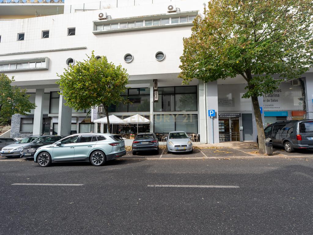 **Fantástica loja de dois pisos em Linda a Velha** - Image 2