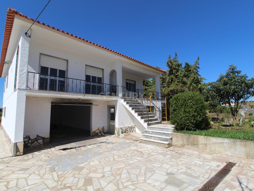 Encantadora Moradia com Jardim em Santiago dos velhos. - Image 2