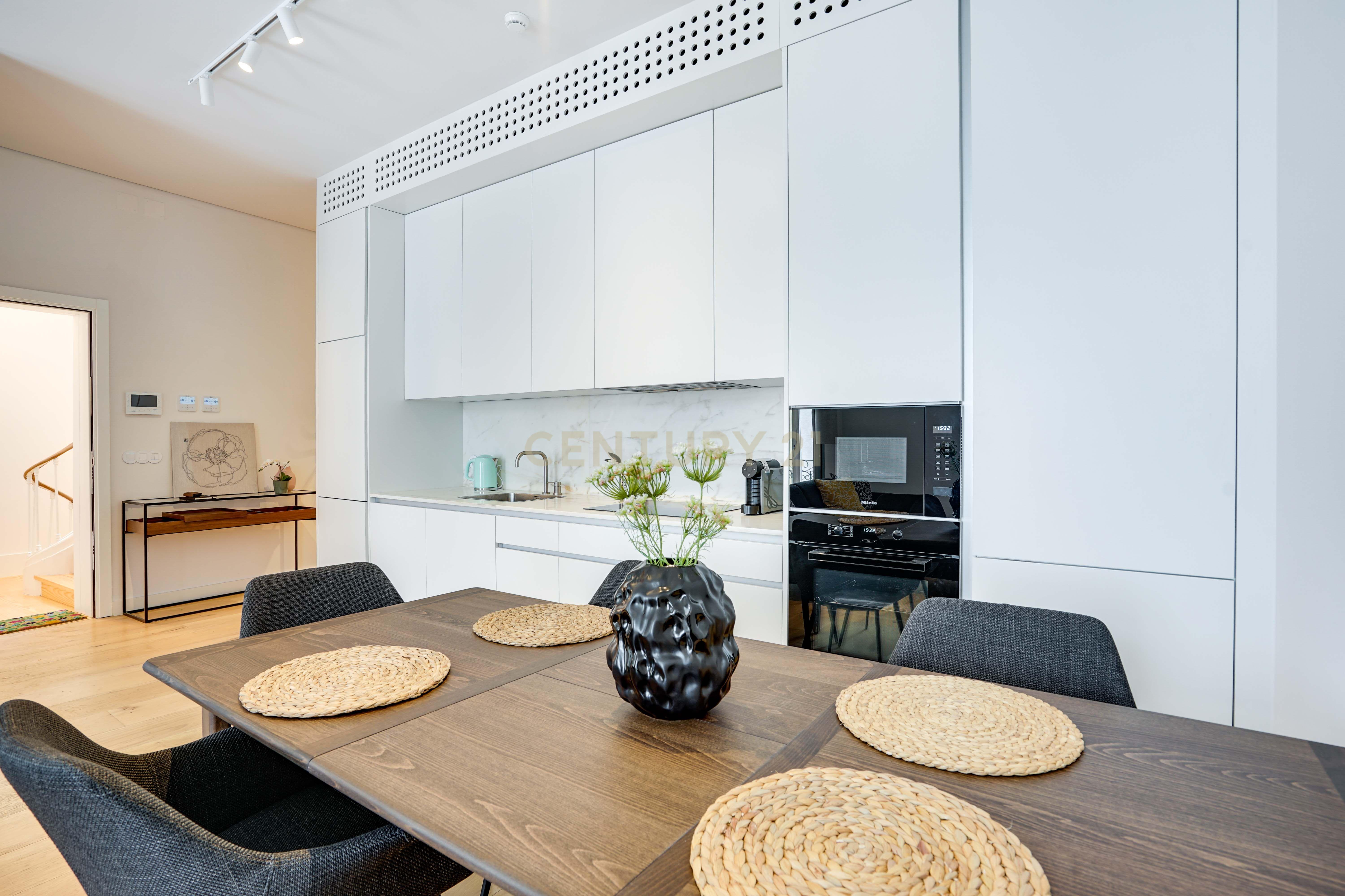 Luxuoso T1 em Lisboa com Vista e Acabamentos Modernos - Image 11