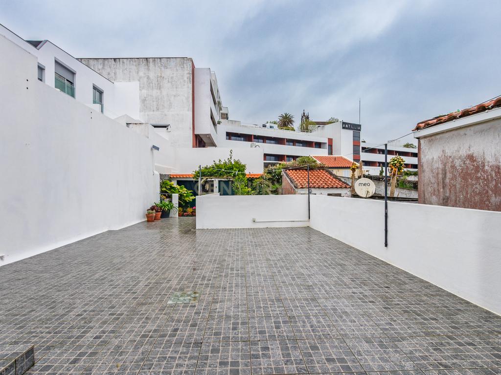 Casa Renovada com Vista para a Cidade em Ponta Delgada - Image 29