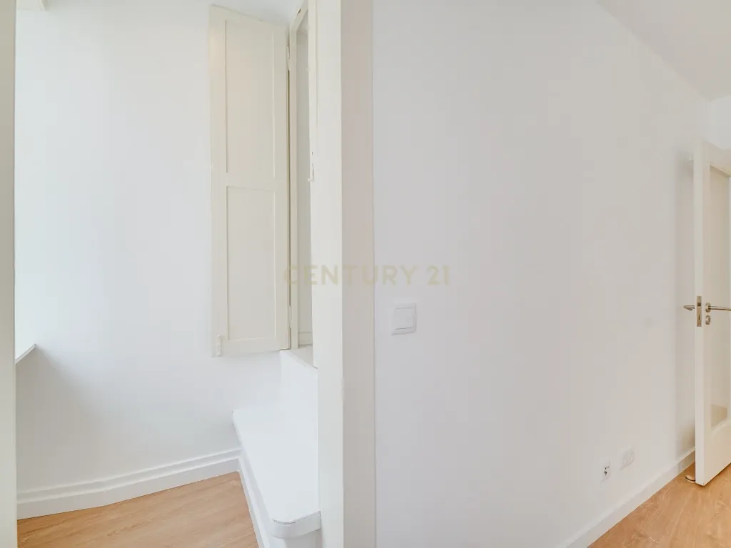 Apartamento T2 Triplex* em Santos-o-Velho – Janelas Verdes | Estrela - Image 9