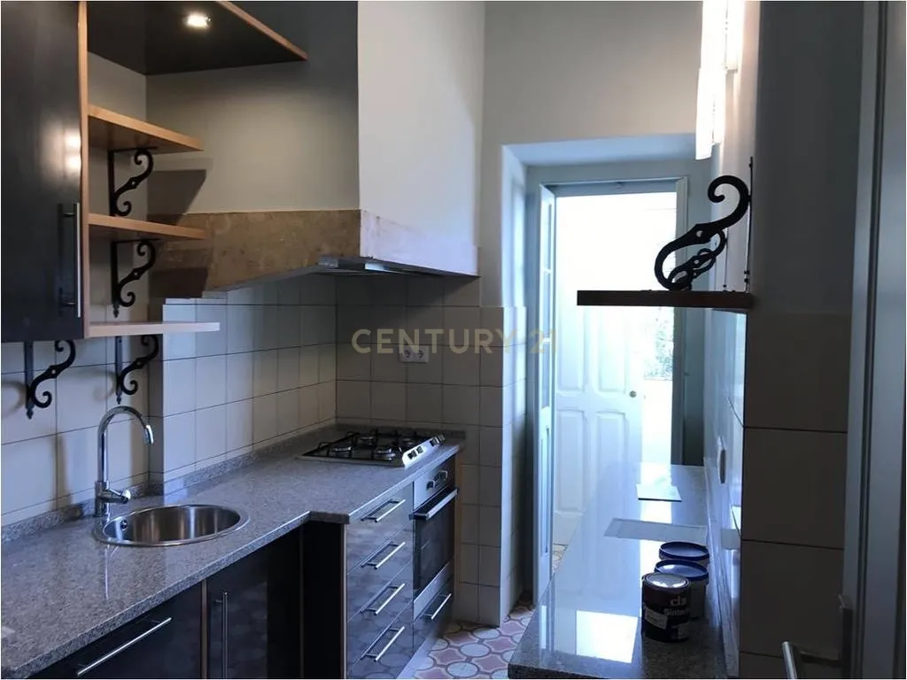 Apartamento T2+1 com Logradouro para Arrendar em Sete Rios - Image 3