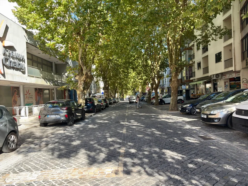 Apartamento T3 com 2 Estacionamentos e Arrecadação no Centro de Mem Martins - Image 38