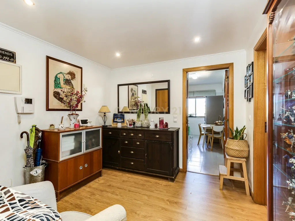 Apartamento T2 em Monte Abraão 97m², Varanda e Lareira - Image 9