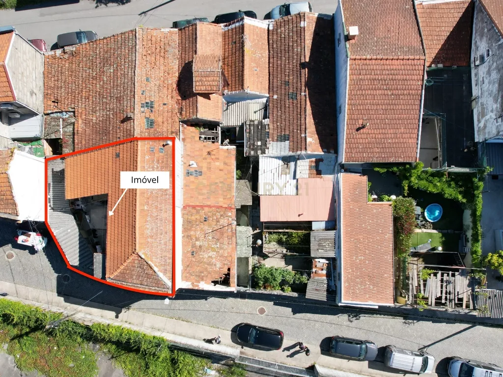 Oportunidade em Paranhos: T4 para Recuperação no Porto - Image 1