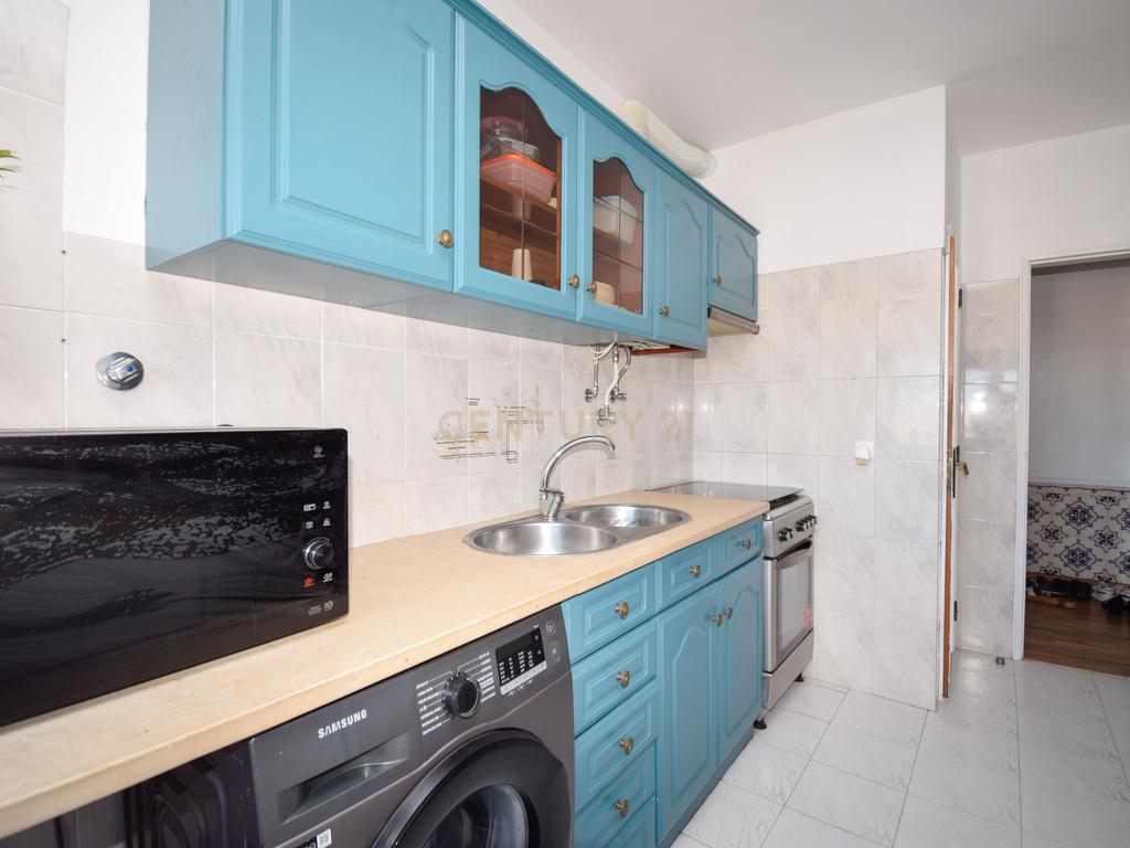 Apartamento T2 com Garagem, Arrecadação e Excelente Luminosidade – Arroja, Odivelas - Image 8