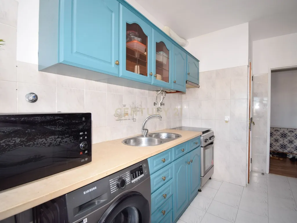 Apartamento T2 com Garagem, Arrecadação e Excelente Luminosidade – Arroja, Odivelas - Image 8