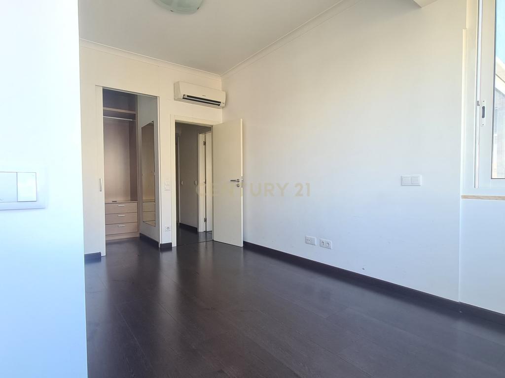Apartamento Renovado T2 em Santa Clara, Lisboa - Image 20