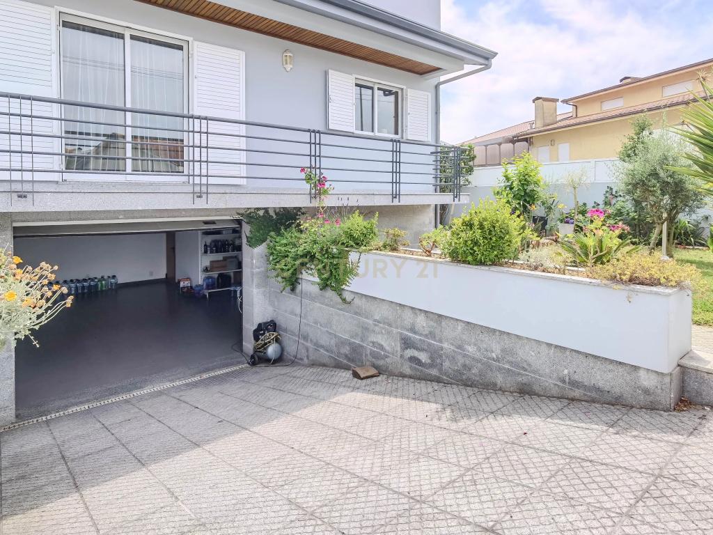 Moradia T4 de 4 Frentes com Jardim, Cozinha Regional e Garagem – Custoias, Matosinhos - Image 35