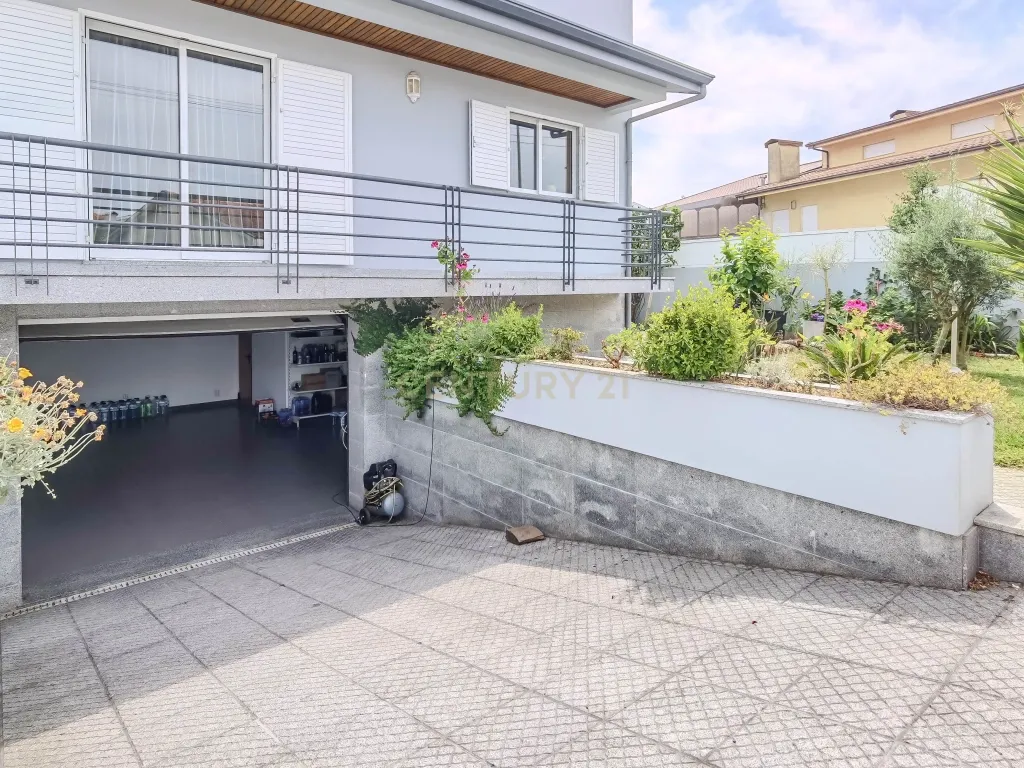Moradia T4 de 4 Frentes com Jardim, Cozinha Regional e Garagem – Custoias, Matosinhos - Image 35
