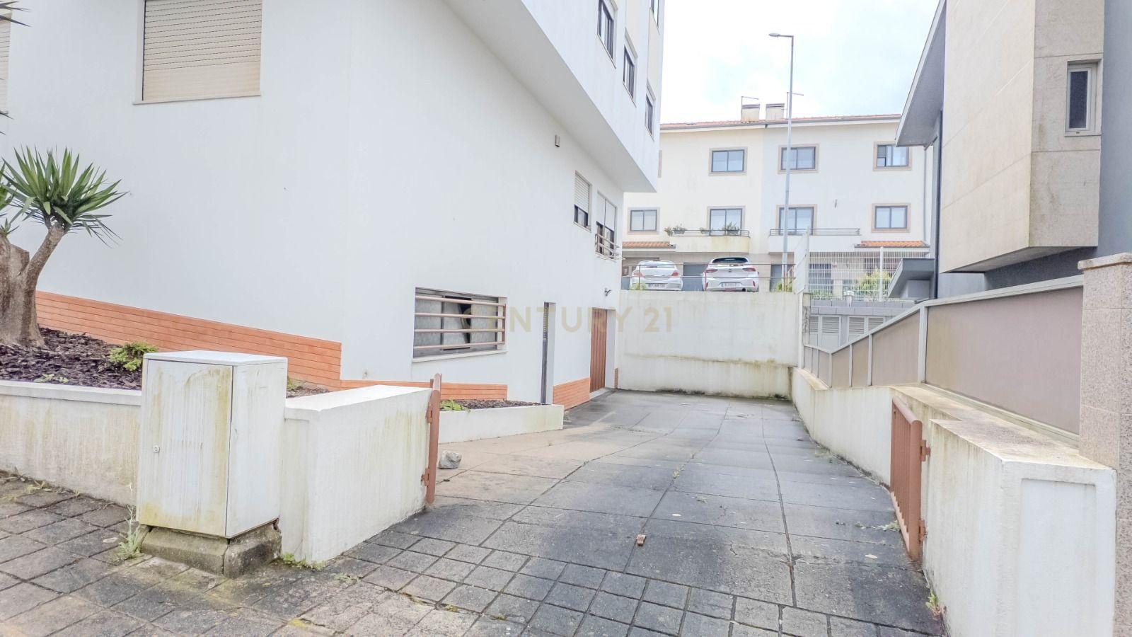 Apartamento T3 em Gondomar com luz natural e boa localização - Image 3