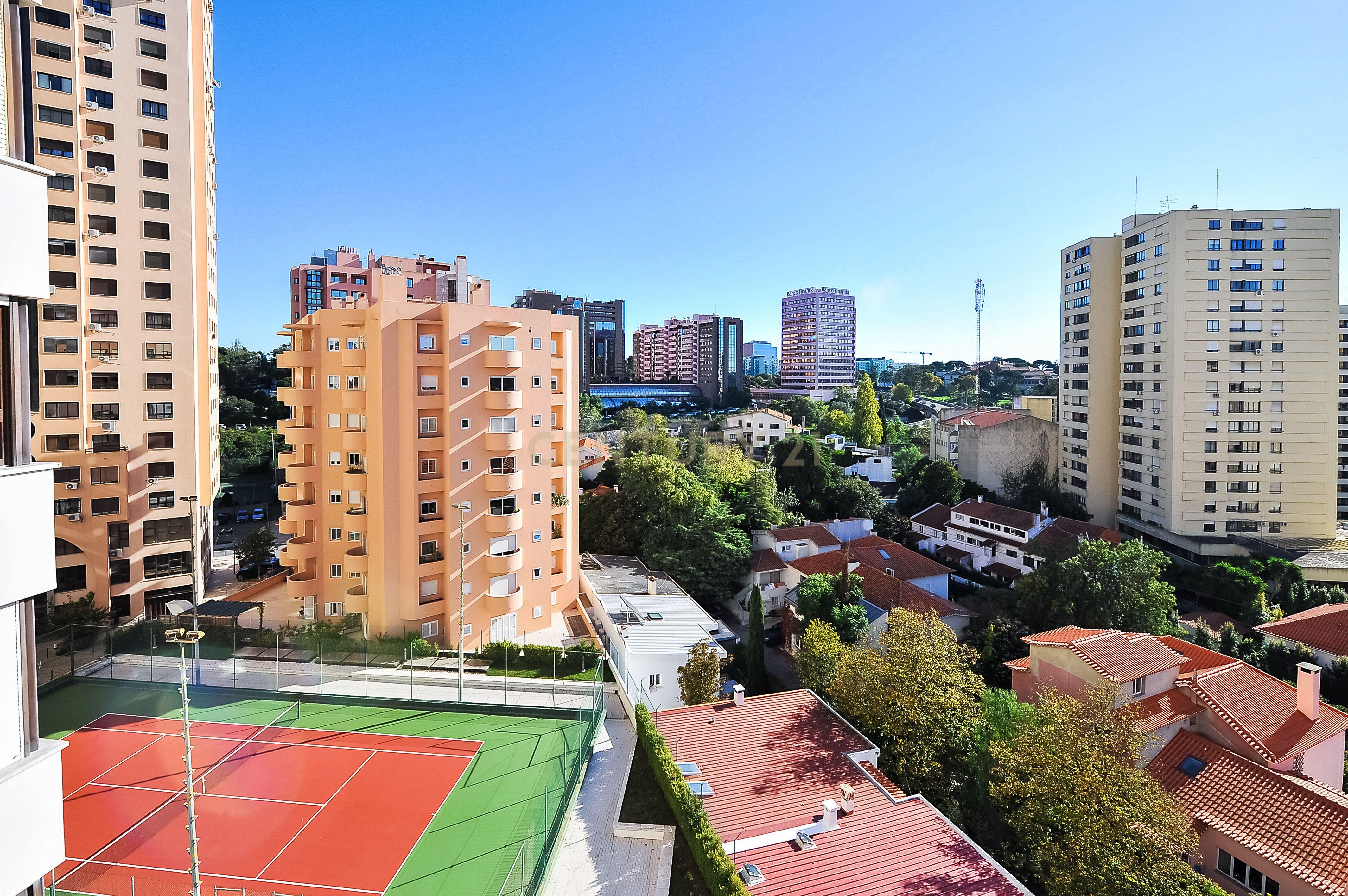 Espaçoso apartamento T4 em Condomínio Fechado, segurança 24h, na zona das Laranjeiras, na Calçada Palma de Baixo, perto das universidades - Image 26