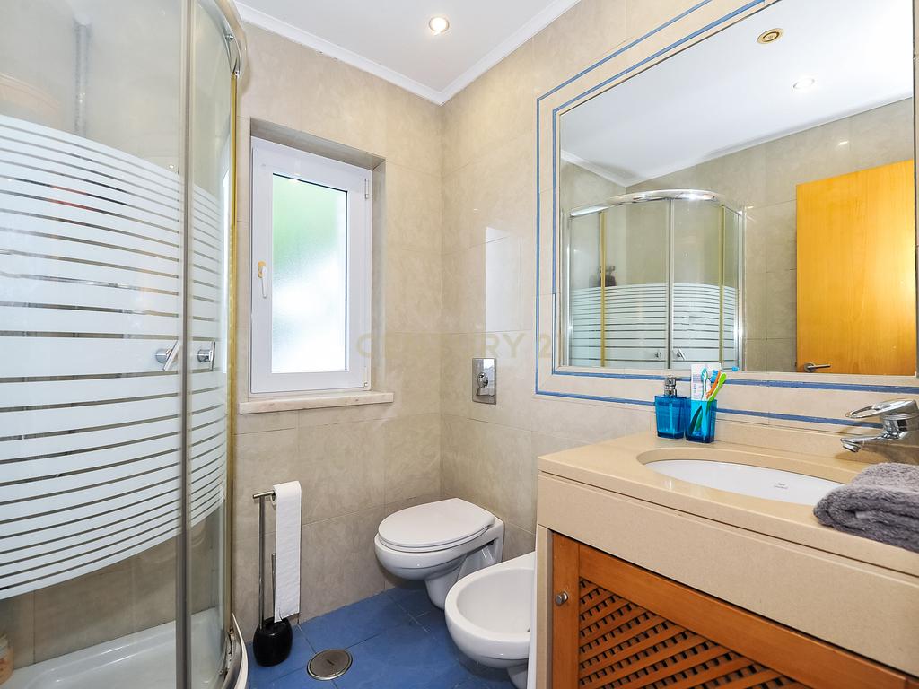 Moradia Isolada T4 Piscina e Cave - Image 28