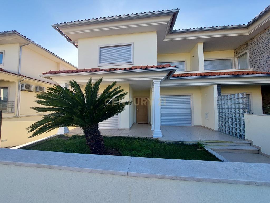 Moradia T4 de 3 Pisos com Piscina e Jardim - Image 2