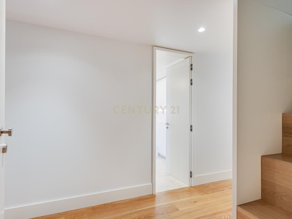 Apartamento T2+1 inserido no emblemático Edifício "Alegria 25". - Image 3