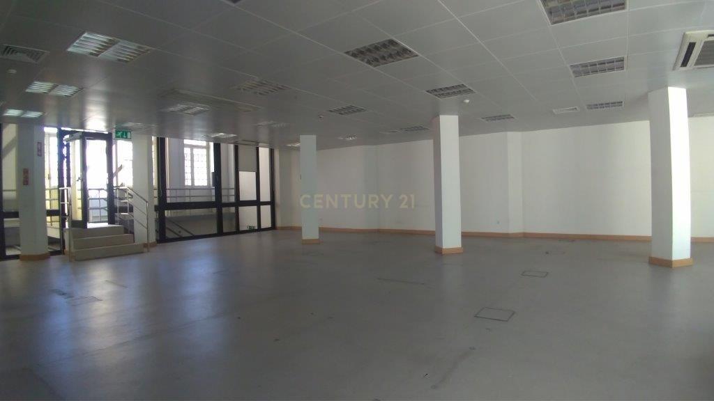 Prédio destinado a Comércio e Serviços - Vila Real - Image 2