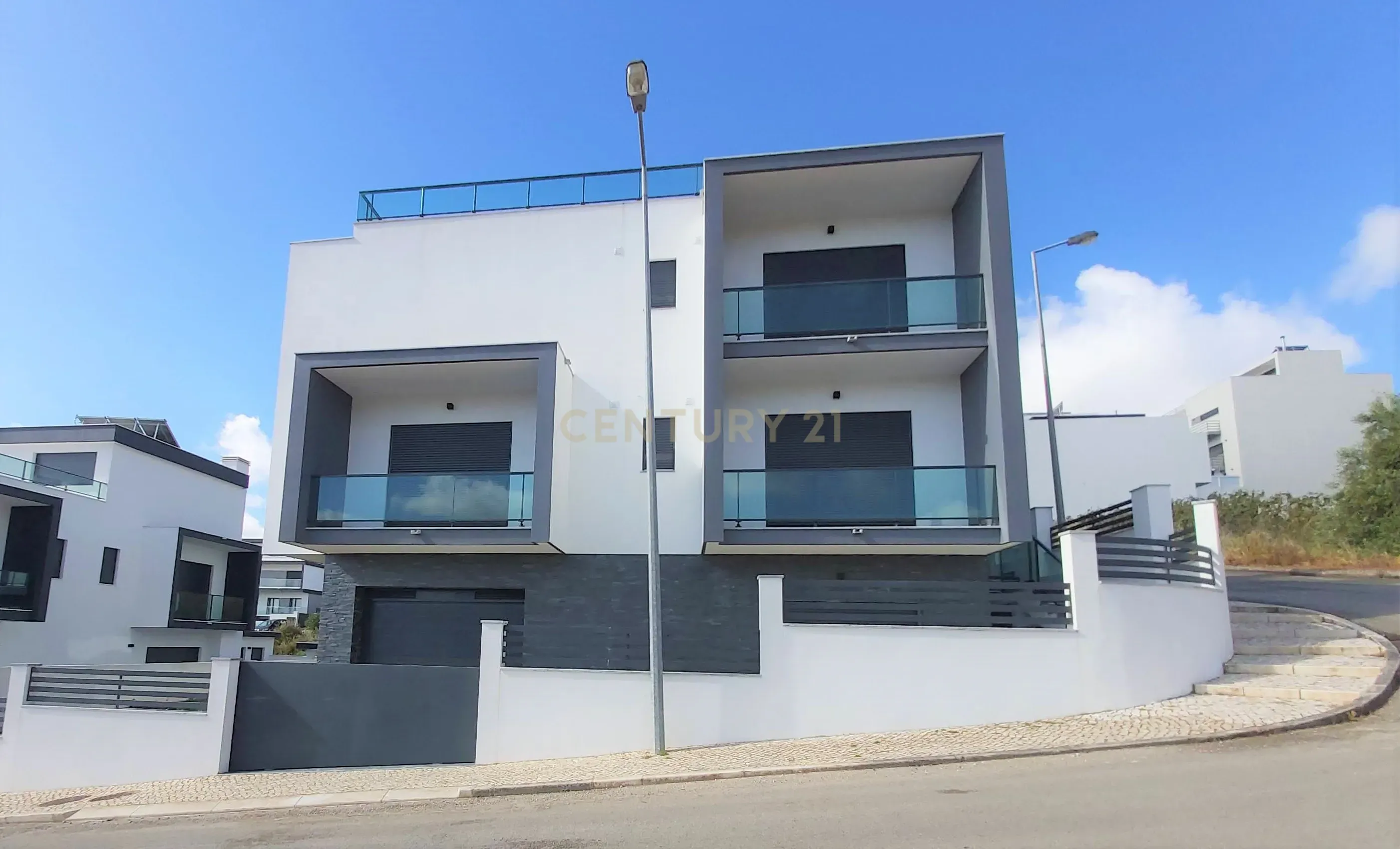 MORADIA T5 + 3 EM FAMÕES, COM PISCINA, JARDIM E BOX PARA 4 CARROS - Image 2