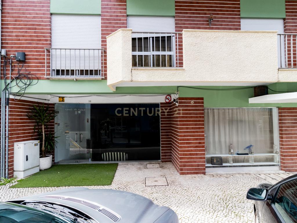 Loja com 86 m2 situada na cidade da Marinha Grande - Image 2