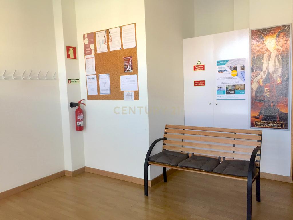 Grandioso Centro de Estudos em pleno funcionamento com diversos serviços no concelho de Matosinhos, Porto - Image 3