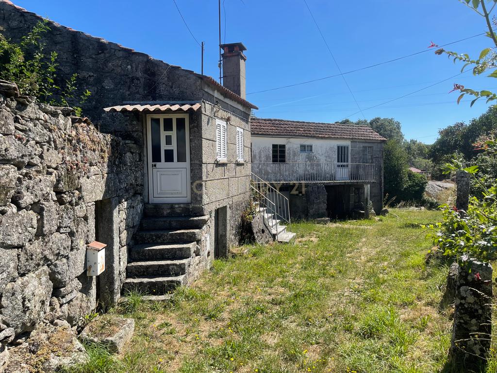 Uma quinta com uma casa que necessita de restauro, situada num terreno de 4000m², cortado por um riacho. - Image 3