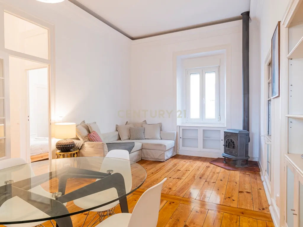 Descubra o Charme da Rua da Bombarda: T3 com Terraço e Vista Deslumbrante! - Image 3