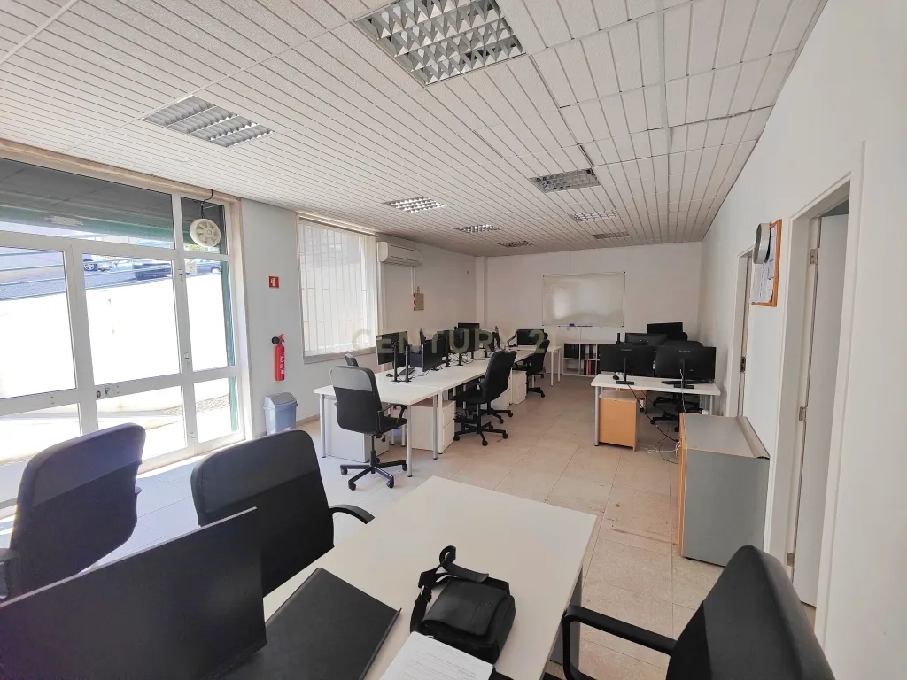 Loja em Alverca, arrendada por 700,00€ mês, com parqueamento e arrecadação - Image 2