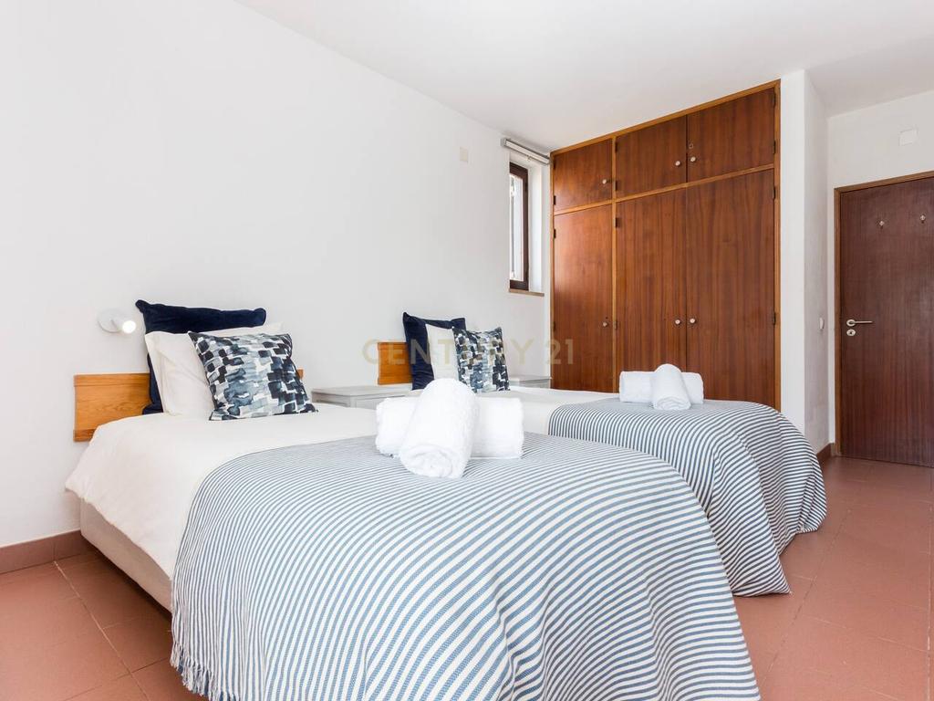 Apartamento T2 na Luz, Lagos com Vista Mar e Jardim - Image 11