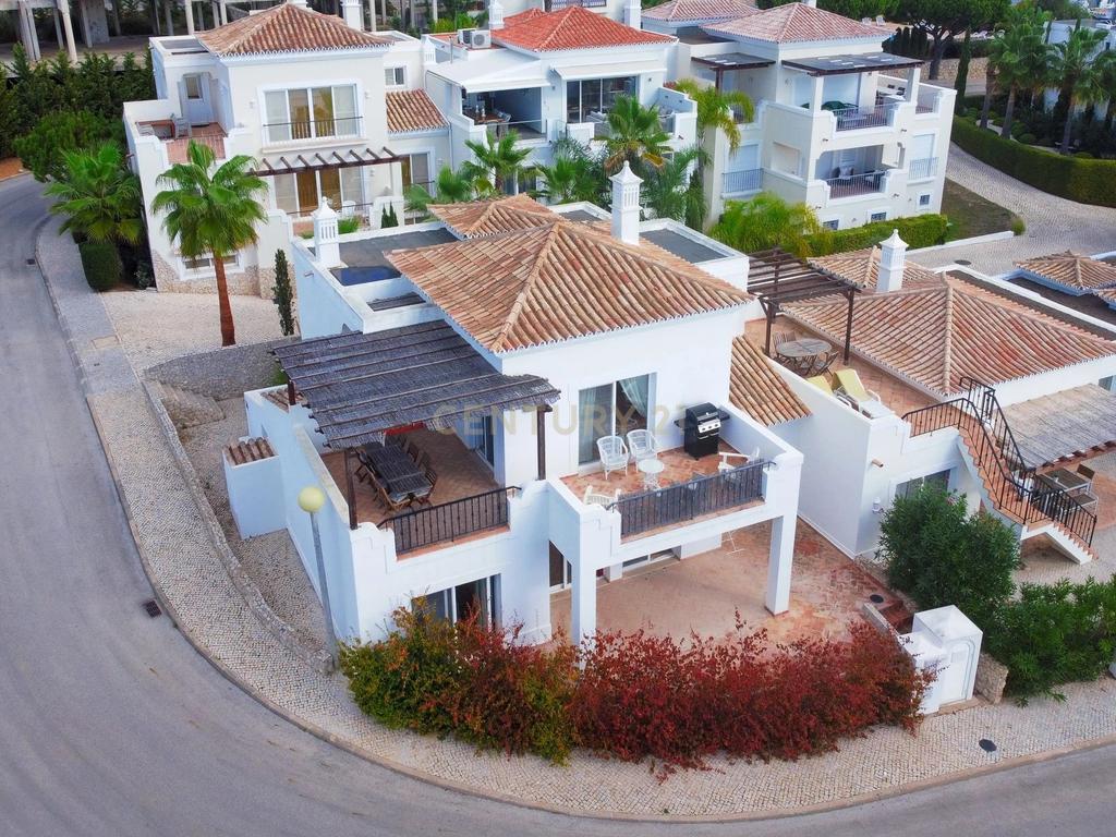 Moradia de Luxo na Quinta do Lago | 4 Quartos e 4 Casas de Banho ! Elegância, Exclusividade e Vista Mar! - Image 1
