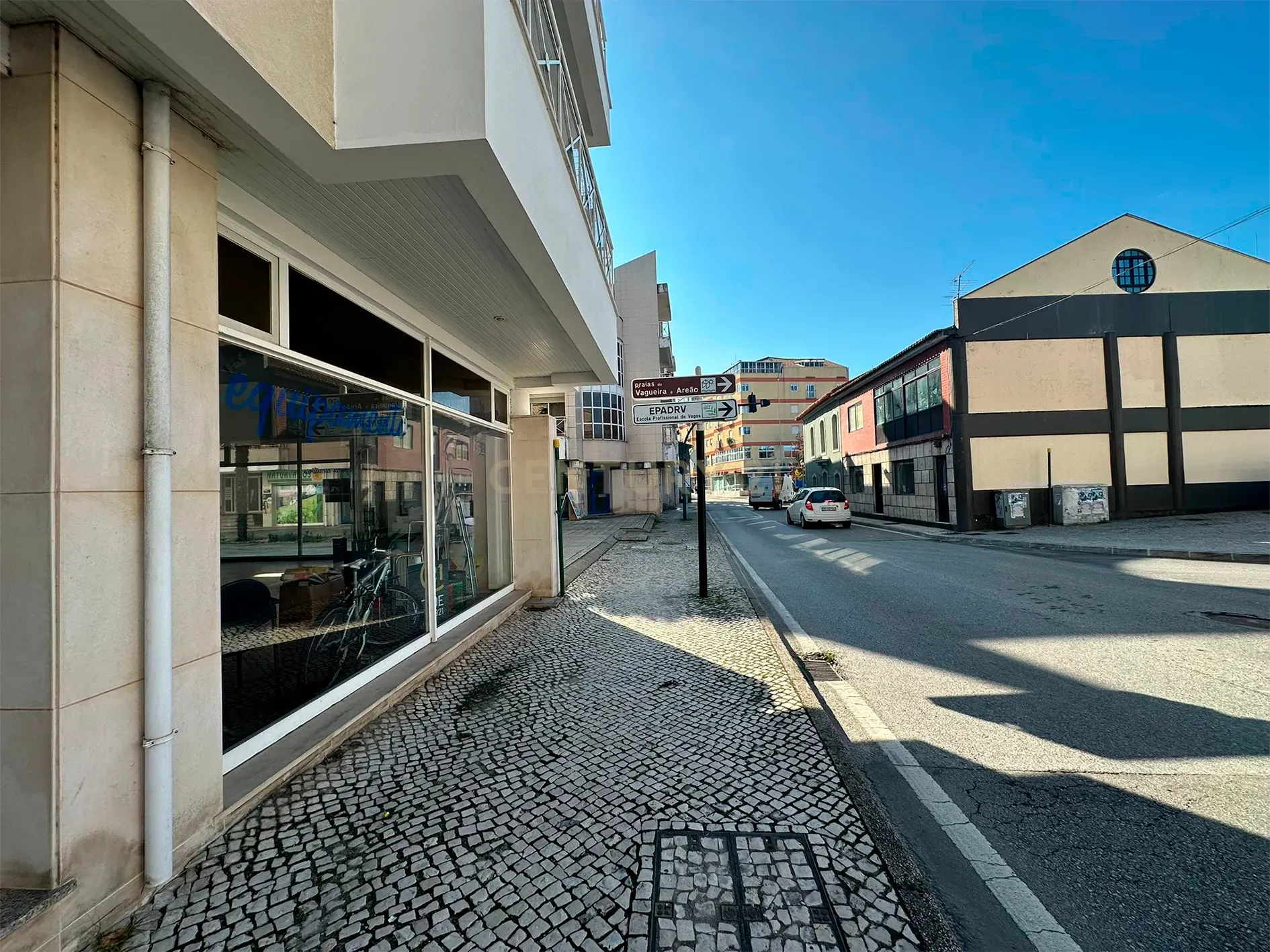 Loja de R/C e cave no centro de Vagos com grande visibilidade - Image 14
