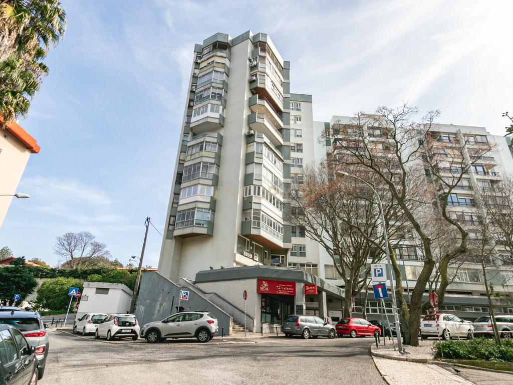 Apartamento T4 com 3 Suites, em zona Prime de Algés - Image 50