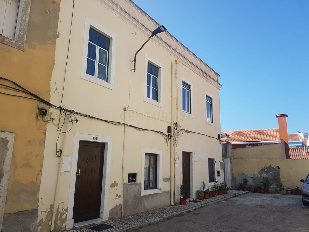 Prédio de  cinco frações independentes em pleno centro do Barreiro - Image 1