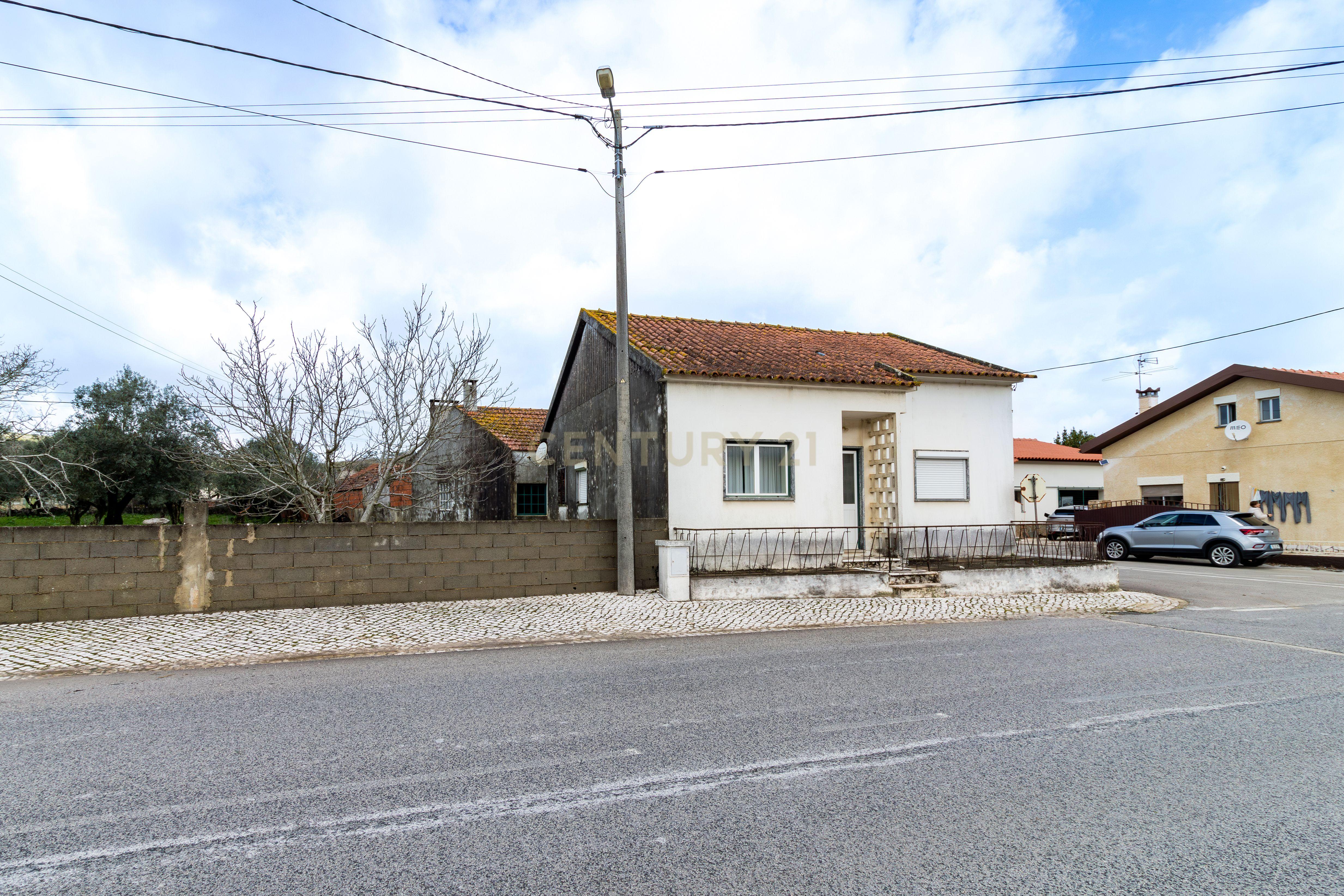 Moradia Isolada T3 em Arrimal, Porto de Mós – Com Terreno, Garagem e Anexos - Image 34